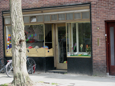 820717 Gezicht op de voormalige winkelpui van het pand Van der Mondestraat 107 (Kinderdagverblijf De Kleine Wereld ) te ...